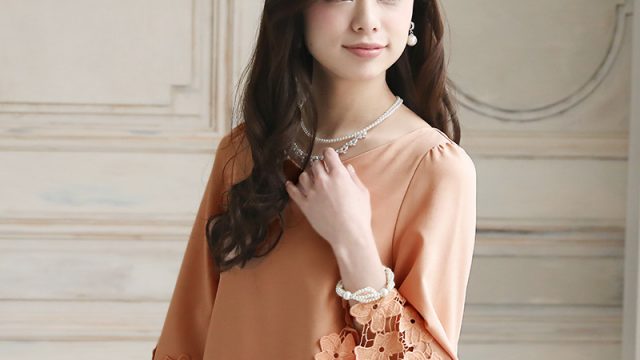 結婚式にベージュドレスで参加したい おしゃれで可愛い結婚式ベージュコーデ例まとめ Qreli クレリ 結婚式 からパーティーまでお呼ばれファッションをお届けするメディア