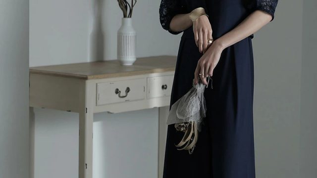 結婚式黒コーデ 結婚式黒ドレスをおしゃれに着こなすお呼ばれコーデとマナー Qreli クレリ 結婚式 からパーティーまでお呼ばれファッションをお届けするメディア